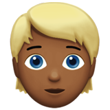 Cómo se ve el emoji Persona adulta rubia: tono de piel oscuro medio en Apple.