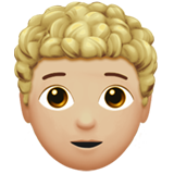 A quoi ressemblent les emoji Adulte : peau moyennement claire et cheveux bouclés sur Apple.