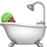 A quoi ressemblent les emoji Personne prenant un bain: peau mate sur Apple.