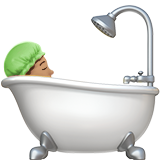 A quoi ressemblent les emoji Personne prenant un bain: peau légèrement mate sur Apple.