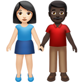 Come Uomo e donna che si tengono per mano: carnagione chiara e carnagione scura emoji appare su Apple.