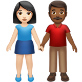 Come Uomo e donna che si tengono per mano: carnagione chiara e carnagione abbastanza scura emoji appare su Apple.