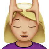 Cómo se ve el emoji Mujer recibiendo masaje: tono de piel claro medio en Apple.