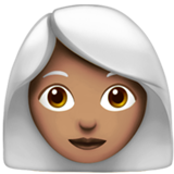 Wie Frau: mittlere Hautfarbe, weißes Haar Emoji auf Apple aussieht.