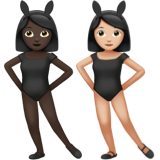 Apple에서토끼 귀를 쓰고 춤추는 여자들: 검은색 피부 하얀 피부그림 이모티콘이 어떻게 보이는지.