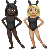 A quoi ressemblent les emoji Femmes avec des oreilles de lapin : peau foncée et peau moyennement claire sur Apple.