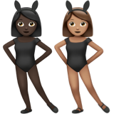 A quoi ressemblent les emoji Femmes avec des oreilles de lapin : peau foncée et peau légèrement mate sur Apple.