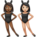 A quoi ressemblent les emoji Femmes avec des oreilles de lapin : peau mate et peau claire sur Apple.