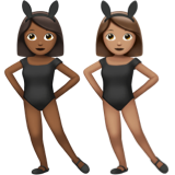 Apple에서토끼 귀를 쓰고 춤추는 여자들: 진한 갈색 피부 갈색 피부그림 이모티콘이 어떻게 보이는지.