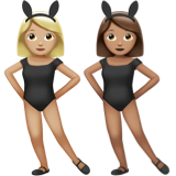 A quoi ressemblent les emoji Femmes avec des oreilles de lapin : peau moyennement claire et peau légèrement mate sur Apple.