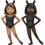 A quoi ressemblent les emoji Femmes avec des oreilles de lapin : peau légèrement mate et peau foncée sur Apple.