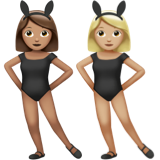 A quoi ressemblent les emoji Femmes avec des oreilles de lapin : peau légèrement mate et peau moyennement claire sur Apple.