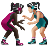 Apple에서레슬링하는 여자: 검은색 피부 하얀 피부그림 이모티콘이 어떻게 보이는지.