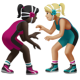 A quoi ressemblent les emoji Lutteuses : peau foncée et peau moyennement claire sur Apple.