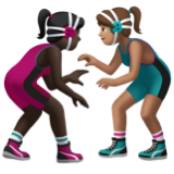 A quoi ressemblent les emoji Lutteuses : peau foncée et peau légèrement mate sur Apple.