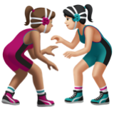 A quoi ressemblent les emoji Lutteuses : peau légèrement mate et peau claire sur Apple.