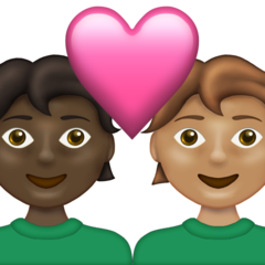 A quoi ressemblent les emoji Couple avec cœur : adulte, adulte, peau foncée et peau légèrement mate sur Emojipedia.