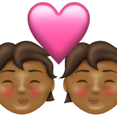 Come Bacio tra coppia: carnagione abbastanza scura emoji appare su Emojipedia.