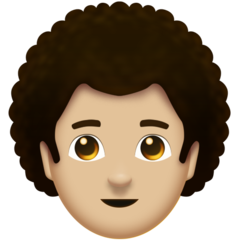 Cómo se ve el emoji Hombre: tono de piel claro medio y pelo rizado en Emojipedia.