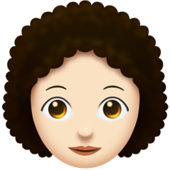 Cómo se ve el emoji Mujer: tono de piel claro y pelo rizado en Emojipedia.