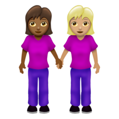 Hoe Vrouwen hand in hand: donkergetinte huidskleur, lichtgetinte huidskleur emoji eruit ziet op Emojipedia.