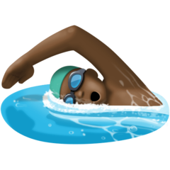 Wie Schwimmer(in): dunkle Hautfarbe Emoji auf Facebook aussieht.