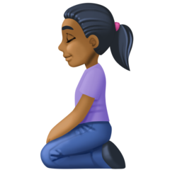 Bagaimana Woman Kneeling: Medium-Dark Skin Tone emoji terlihat di Facebook.