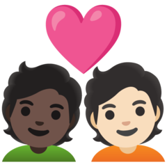 Cómo se ve el emoji Pareja enamorada: persona adulta, persona adulta, tono de piel oscuro, tono de piel claro en Google.