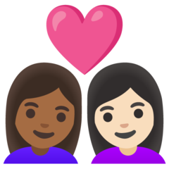 Bagaimana emoji Pasangan dengan simbol hati: perempuan, perempuan, ton kulit sederhana gelap dan ton kulit cerah kelihatan di Google.