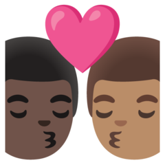 A quoi ressemblent les emoji Bisou : homme, homme, peau foncée et peau légèrement mate sur Google.