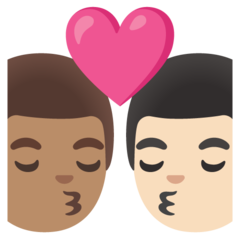 A quoi ressemblent les emoji Bisou : homme, homme, peau légèrement mate et peau claire sur Google.