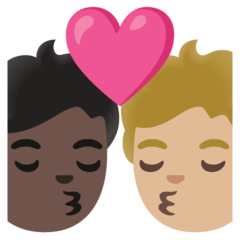 A quoi ressemblent les emoji Bisou : adulte, adulte, peau foncée et peau moyennement claire sur Google.