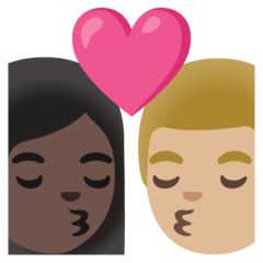 A quoi ressemblent les emoji Bisou : femme, homme, peau foncée et peau moyennement claire sur Google.