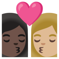 Bagaimana Berciuman: wanita, wanita, warna kulit gelap, warna kulit cerah-sedang emoji terlihat di Google.