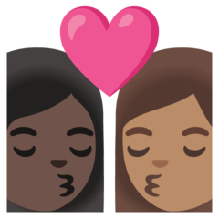 Bagaimana emoji Cium: perempuan, perempuan, ton kulit gelap dan ton kulit sederhana kelihatan di Google.