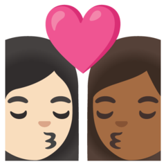 Como o emoji do Beijo: mulher, mulher, pele clara e pele morena escura é exibido no Google.