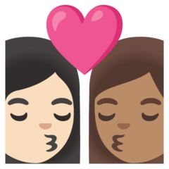 A quoi ressemblent les emoji Bisou : femme, femme, peau claire et peau légèrement mate sur Google.