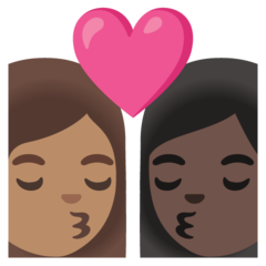 A quoi ressemblent les emoji Bisou : femme, femme, peau légèrement mate et peau foncée sur Google.