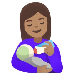 Cómo se ve el emoji Mujer alimentando a bebé: tono de piel medio en Google.