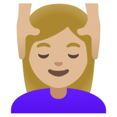 Cómo se ve el emoji Mujer recibiendo masaje: tono de piel claro medio en Google.