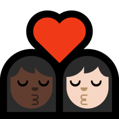 A quoi ressemblent les emoji Bisou : femme, femme, peau foncée et peau claire sur Microsoft.