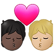 A quoi ressemblent les emoji Bisou : adulte, adulte, peau foncée et peau moyennement claire sur Samsung.