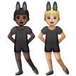 A quoi ressemblent les emoji Hommes avec des oreilles de lapin : peau foncée et peau moyennement claire sur Samsung.