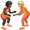 A quoi ressemblent les emoji Personnes faisant de la lutte : peau foncée et peau moyennement claire sur Samsung.