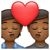 Come Bacio tra coppia: carnagione abbastanza scura emoji appare su Whatsapp.