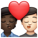 Como o emoji do Beijo: pessoa, pessoa, pele escura e pele clara é exibido no Whatsapp.