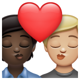 A quoi ressemblent les emoji Bisou : adulte, adulte, peau foncée et peau moyennement claire sur Whatsapp.