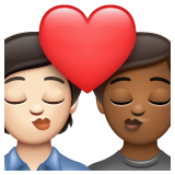 Como o emoji do Beijo: pessoa, pessoa, pele clara e pele morena escura é exibido no Whatsapp.