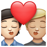 A quoi ressemblent les emoji Bisou : adulte, adulte, peau claire et peau moyennement claire sur Whatsapp.