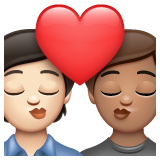 A quoi ressemblent les emoji Bisou : adulte, adulte, peau claire et peau légèrement mate sur Whatsapp.